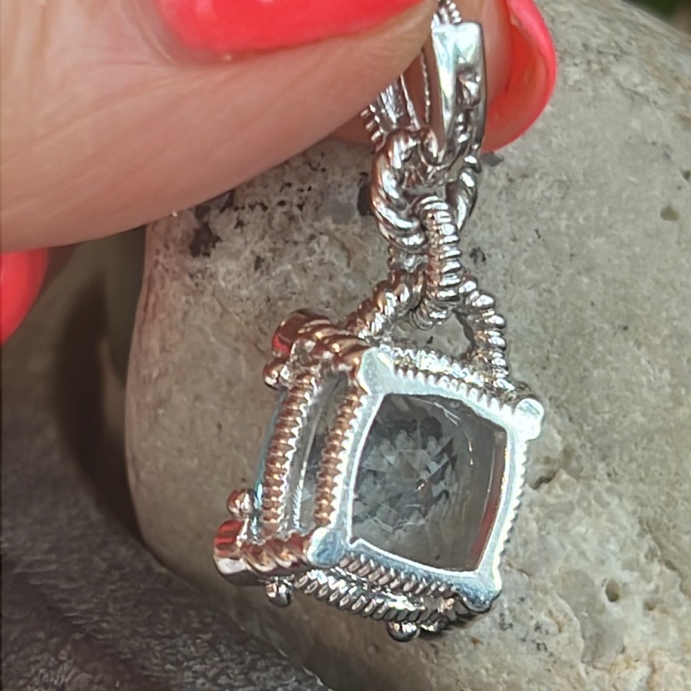 Judith Ripka, 18 karat gold, diamond and blue topaz pendant - Picture 15 of 17